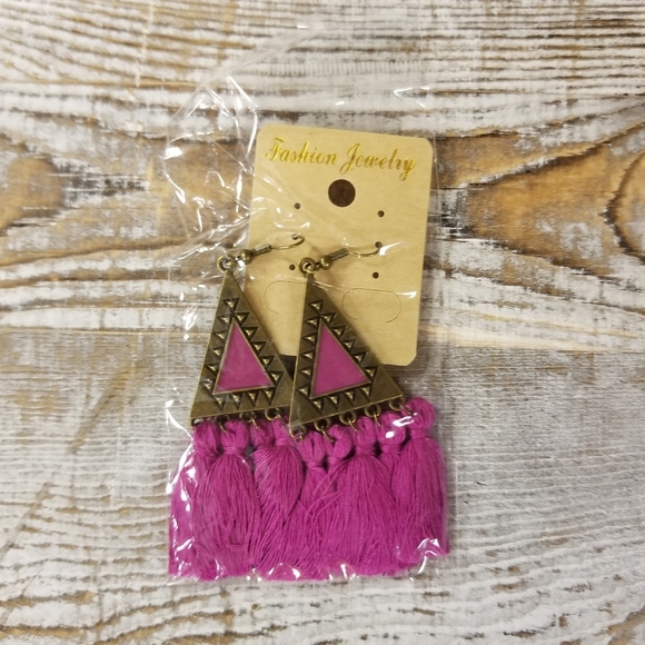 Beautiful fushia Bohemian tassle earrings - Picture 3 of 6